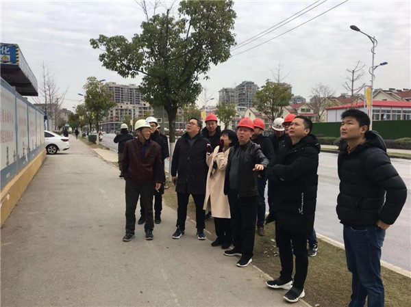 公司領(lǐng)導檢查指導竟成小學停車場項目