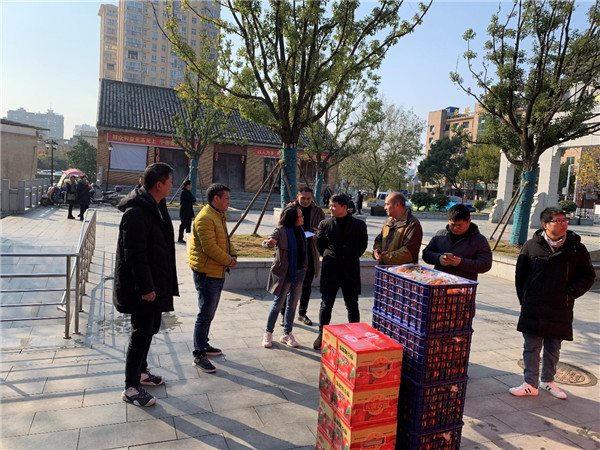 市古鎮(zhèn)投資公司走訪慰問(wèn)三閭廟城中村棚改征收項(xiàng)目部