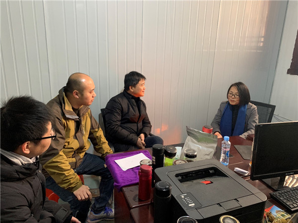 市古鎮(zhèn)投資公司走訪慰問(wèn)三閭廟城中村棚改征收項(xiàng)目部