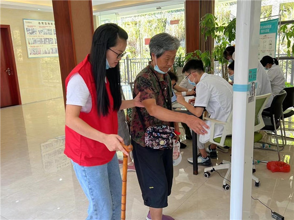 免費(fèi)體檢進(jìn)小區(qū)，熱心服務(wù)暖人心